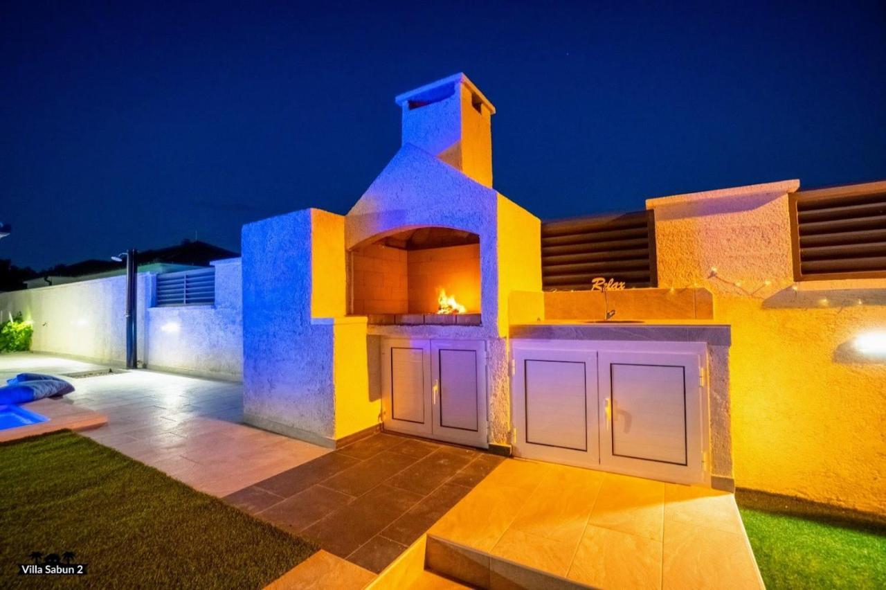 Villas Sabun - Modern House With Heated Pool Privlaka  Bagian luar foto