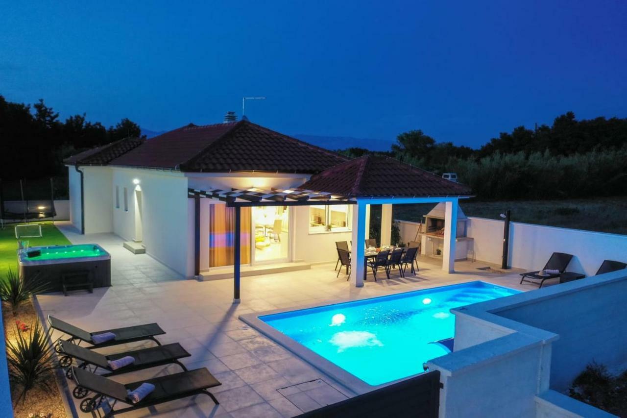 Villas Sabun - Modern House With Heated Pool Privlaka  Bagian luar foto