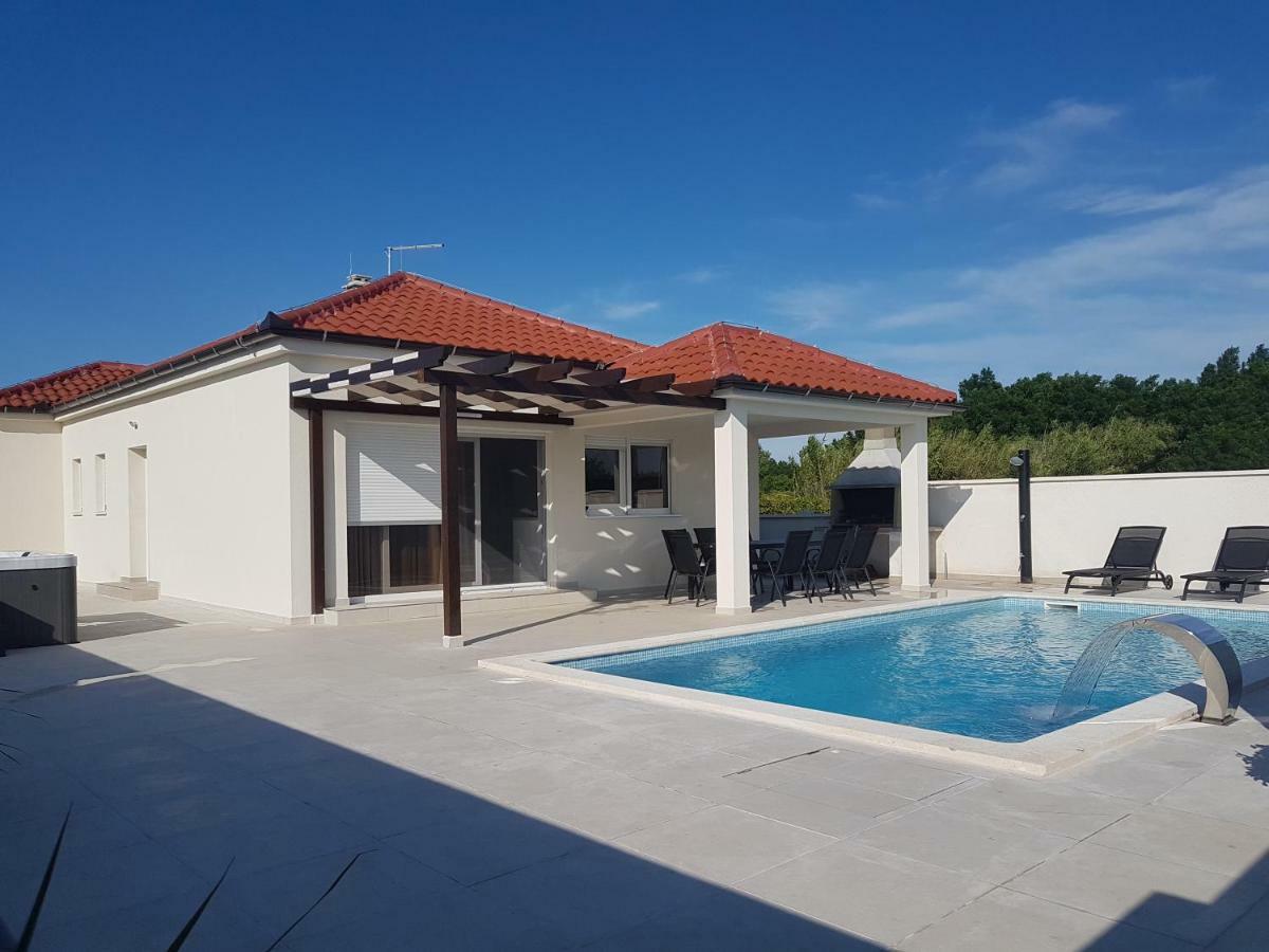 Villas Sabun - Modern House With Heated Pool Privlaka  Bagian luar foto